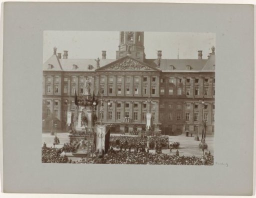Aubade to Queen Wilhelmina, Queen-Mother Emma and Prince and Princess zu Wied at the Palace on the Dam in Amsterdam