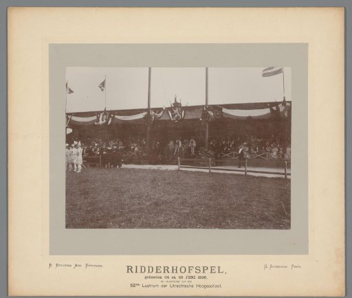 Knight in armor on a throne among the audience during the Ridderhofspelen on 24 and 26 June 1896 in Utrecht