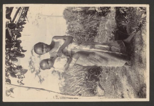 Portrait of a woman with child in the Dutch East Indies