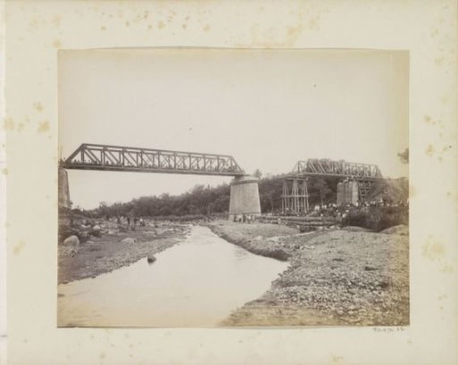 Construction of a railway bridge on the Djoeja-Magelang route in the Dutch East Indies