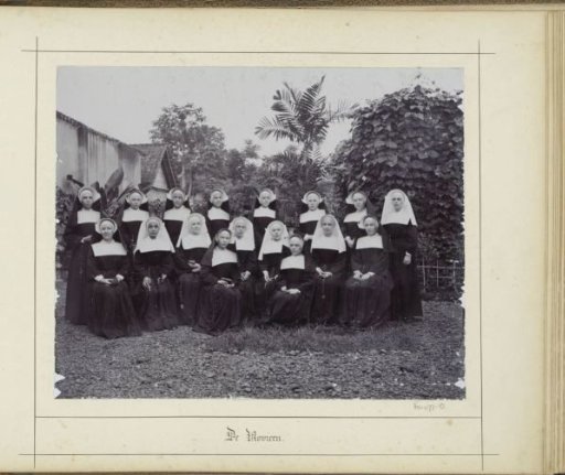 Group portrait of the Ursuline novices, probably in Weltevreden