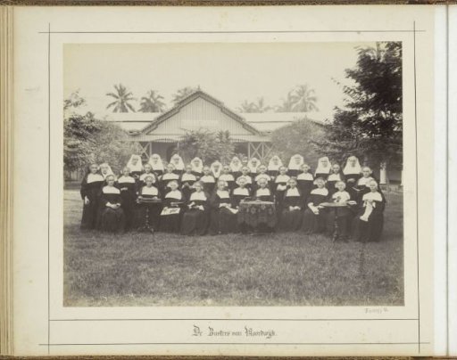 Group portrait of the Ursuline sisters of Noordwijk (Batavia) in front of a building inscribed 'Bloemendaal'
