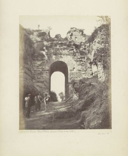 Four men at the Arco Felice between Pozzuoli and Cumae