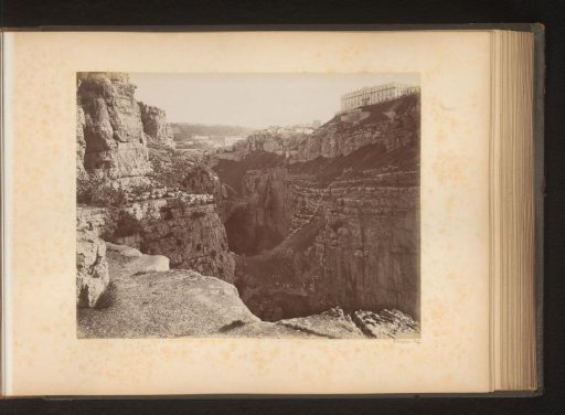 Ravine between the rocks near Constantine