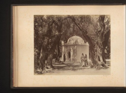The marabout of Sidi Yacoub in front of a building in Blida