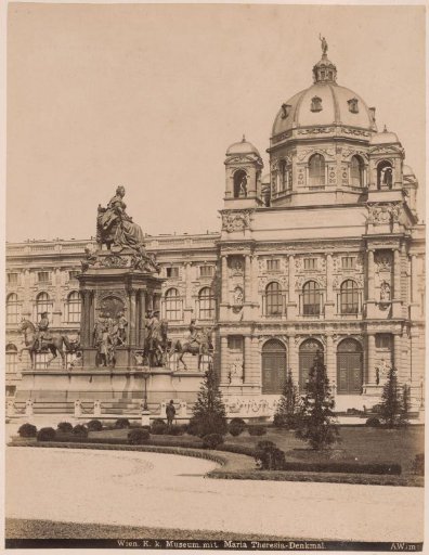 k.k. Naturhistorisches Hofmuseum in Vienna with the statue of Maria Theresa of Austria