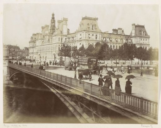 Hôtel de Ville in Paris with the Pont d'Arcole in the foreground