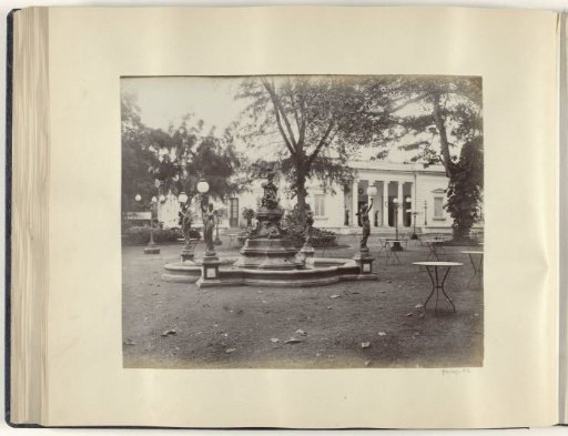 Garden with a fountain at the Concordia Society in Weltevreden