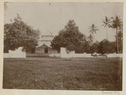 Horse and carriage in front of (presumably) a school building in the Dutch East Indies