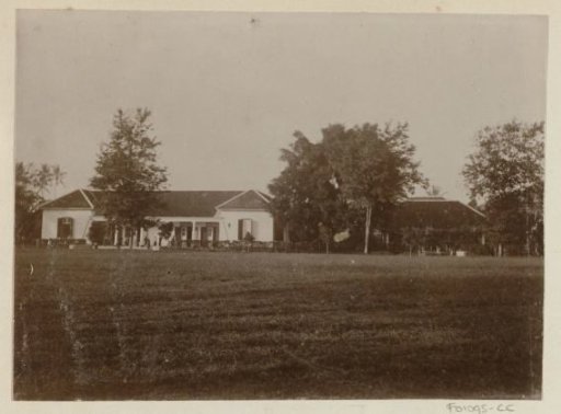 Villa with a lawn in front in the Dutch East Indies