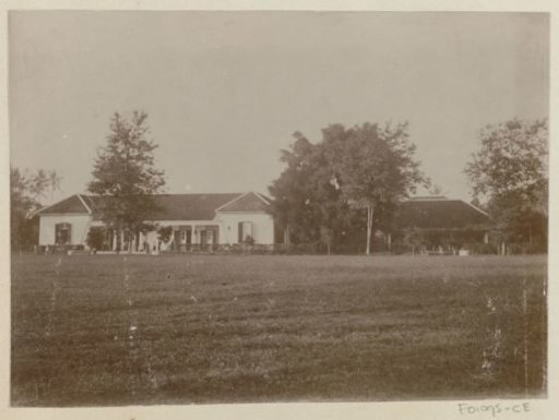 Villa with a lawn in front in the Dutch East Indies