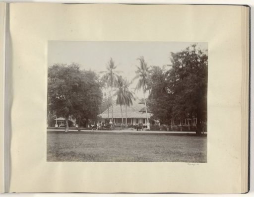 Carriages and servants in front of a house in the Dutch East Indies