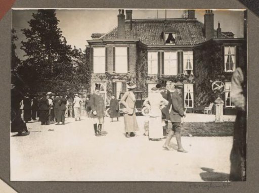 Equestrian scene at the Royal Gamekeeper's Lodge Het Loo: company at a country house