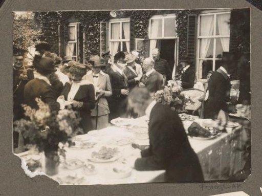 Equestrian scene at the Royal Gamekeeper's Lodge Het Loo: company in a garden at a set table