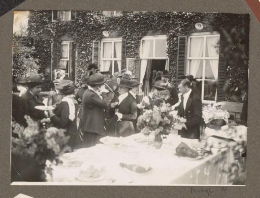 Equestrian scene at the Royal Gamekeeper's Lodge Het Loo: company in a garden at a set table