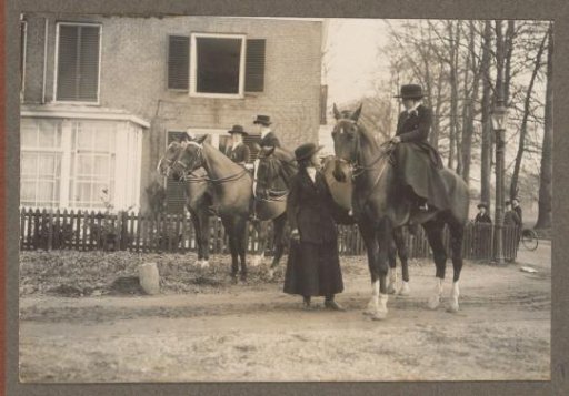 Equestrian scene at the Royal Gamekeeper's Lodge Het Loo: riders at a country house