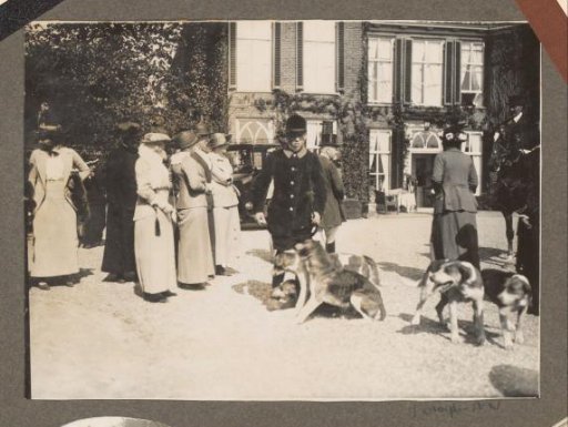 Equestrian scene at the Royal Gamekeeper's Lodge Het Loo: company at a country house with a pack of hounds