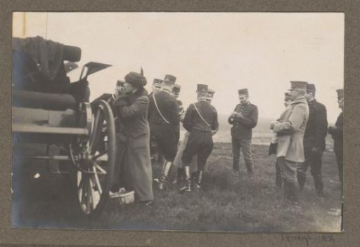 Equestrian scene at the Royal Gamekeeper's Lodge Het Loo: company at a carriage in a field