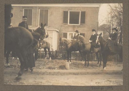 Equestrian scene at the Royal Gamekeeper's Lodge Het Loo: riders at a country house