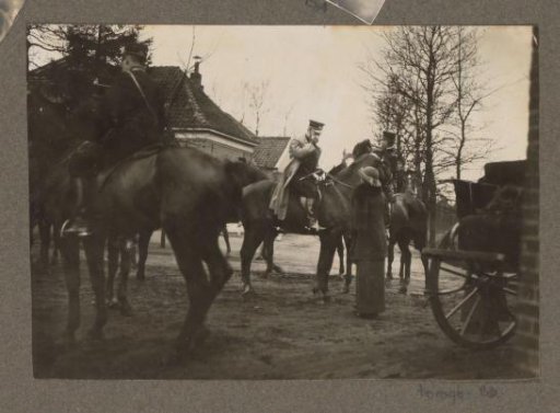 Equestrian scene at the Royal Gamekeeper's Lodge Het Loo: woman in conversation with a rider at a country house