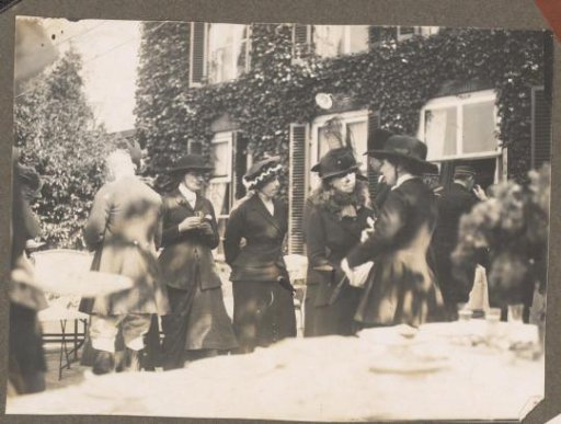 Equestrian scene at the Royal Gamekeeper's Lodge Het Loo: women at set tables at a country house