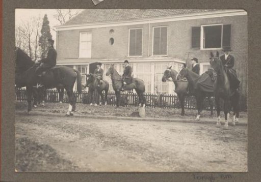 Equestrian scene at the Royal Game Preserve Het Loo: riders at a country house