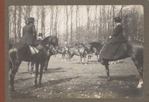 Equestrian scene at the Royal Woodlands of Het Loo: riders in a wood, in the foreground two women on horseback in riding habit