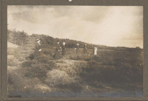 Equestrian scene at the Royal Woodlands of Het Loo: women standing on a heath