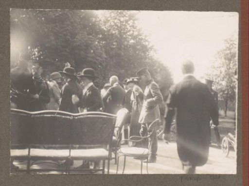 Equestrian scene at the Royal Woodlands of Het Loo: company in a garden with a cannon on the right