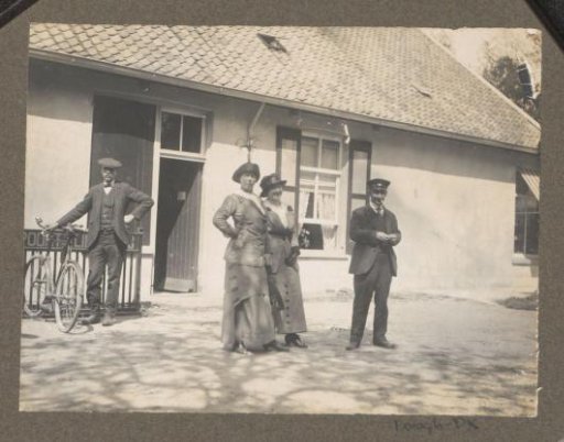 Equestrian scene at the Royal Woodlands of Het Loo: company with a bicycle at a farmhouse