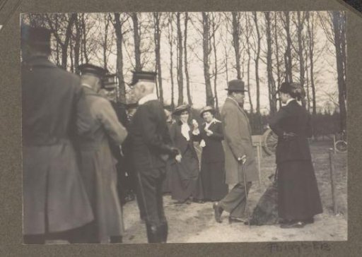 Equestrian scene at the Royal Forest Management Het Loo: group outdoors
