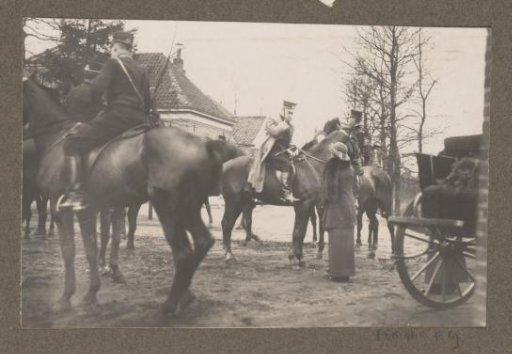 Equestrian scene at the Royal Forest Management Het Loo: woman in conversation with a rider by a country house