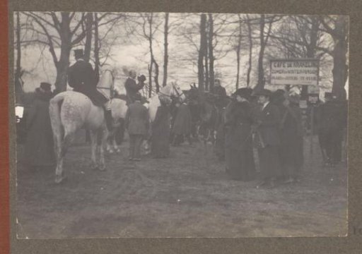 Equestrian scene at the Royal Forest Management Het Loo: group and riders at café de Krakeling