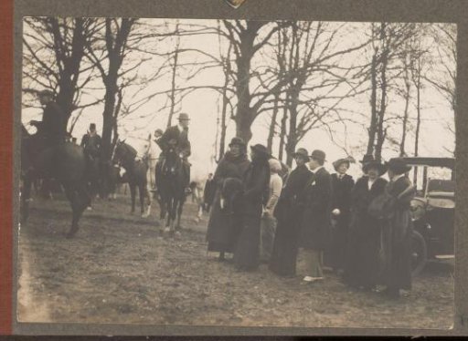 Equestrian scene at the Royal Forest Management Het Loo: riders and public in a wood by a car
