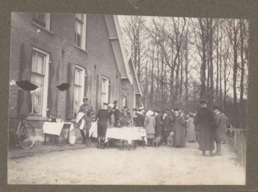 Equestrian scene at the Royal Forest Management Het Loo: group at set tables by a house