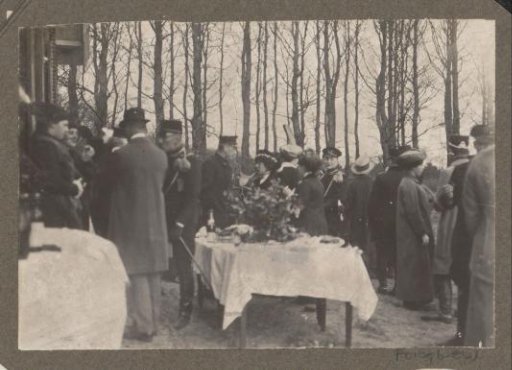 Equestrian scene at the Royal Forest Management Het Loo: group at set tables by a house