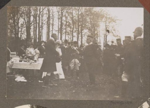 Equestrian scene at the Royal Forest Management Het Loo: group at set tables by a house