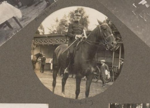 Equestrian scene at the Royal Forest Management Het Loo: uniformed man on horseback by a barn