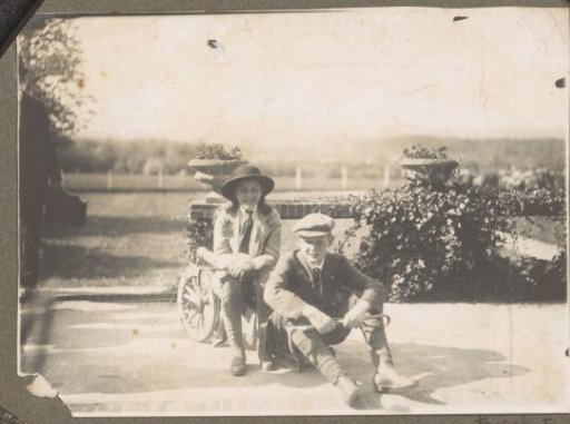 Equestrian scene at the Royal Hunting Lodge Het Loo: boy and girl sitting by a cannon on a terrace
