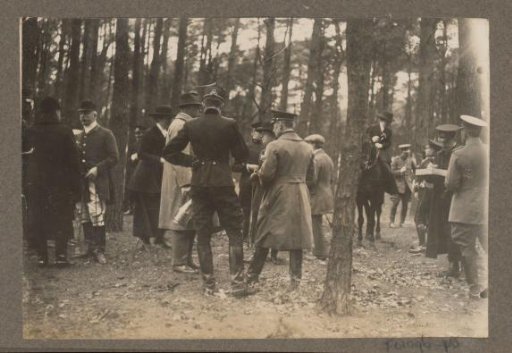 Equestrian scene at the Royal Forest Management Het Loo: riders eating and drinking in a wood