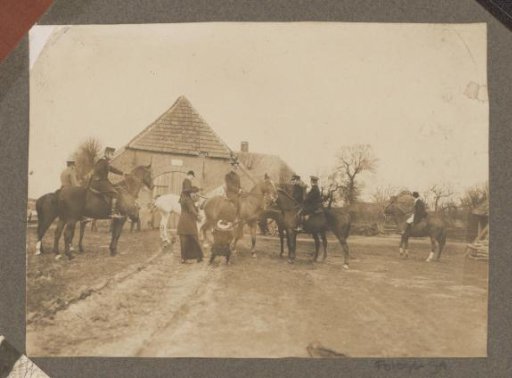 Equestrian scene at the Royal Forestry Department Het Loo: uniformed riders and mother with child at a farm