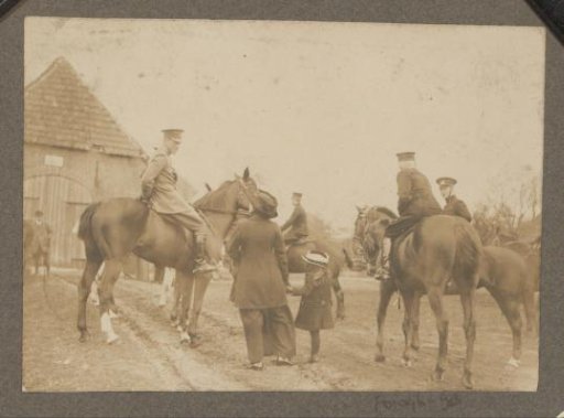 Equestrian scene at the Royal Forestry Department Het Loo: uniformed riders and mother with child at a farm