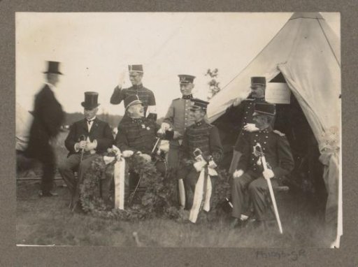 Equestrian scene at the Royal Forestry Department Het Loo: smiling soldiers in front of a tent with a wreath