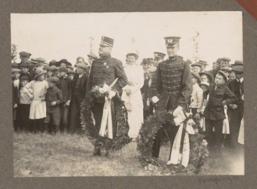 Equestrian scene at the Royal Forestry Department Het Loo: soldiers standing with wreath before spectators