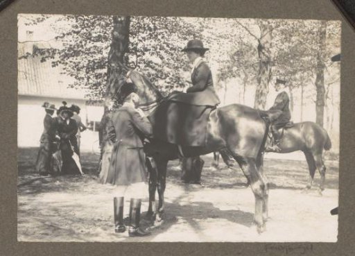 Equestrian scene at the Royal Forestry Department Het Loo: man in conversation with a woman on horseback in side-saddle