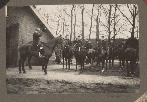 Equestrian scene at the Royal Forest Estate Het Loo: rider greets military men on horseback at a barn