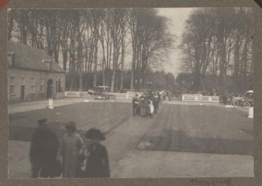 Equestrian scene at the Royal Forest Estate Het Loo: party walks through gate and garden