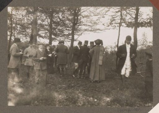 Equestrian scene at the Royal Forest Estate Het Loo: public in a forest
