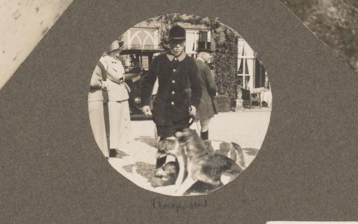 Equestrian scene at the Royal Forest Estate Het Loo: uniformed boy with pack of hounds at a house