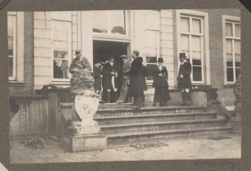 Equestrian scene at the Royal Forestry Het Loo: spectators and riders on the terrace of a country house
